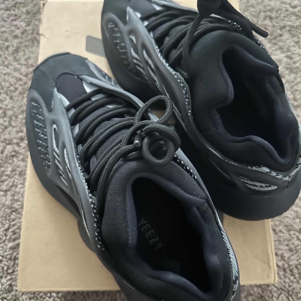 Yeezy 700 V3 Alvah